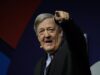 Stephen Fry processa conferência de tecnologia após quebrar perna, quadril e costelas em queda ‘desagradável’ de um metro e oitenta na O2