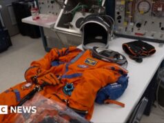 Dentro do laboratório de trajes espaciais lunares da Nasa antes do lançamento do Artemis