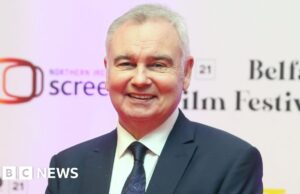 Eamonn Holmes se recuperando no hospital após acidente vascular cerebral