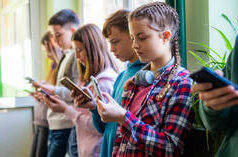 É hora de proibir smartphones nas escolas