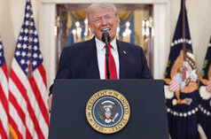 Democratas levam Trump a tribunal por restrições eleitorais