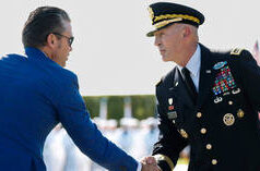 Secretário da Marinha dos EUA ‘partindo’ abruptamente em meio ao bloqueio do Irã