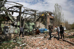 Tucker Carlson destrói Trump por causa da bomba F da Páscoa