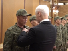 Ministro da Defesa russo condecora tropas norte-coreanas (VÍDEOS)