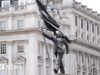 Estátua com assinatura de Bansky aparece em Londres