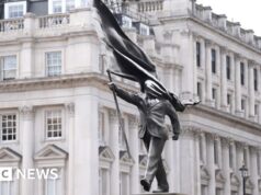 Estátua com assinatura de Bansky aparece em Londres