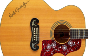 Guitarra ‘Wonderwall’ autografada do Oasis será leiloada