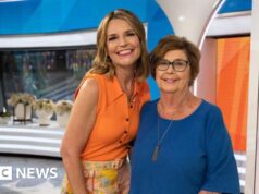 Savannah Guthrie retorna ao programa As we speak da NBC, enquanto a busca pela mãe continua
