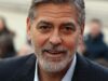George Clooney se junta a Bob Geldof para visitar protótipo de vilarejo de caridade para moradores de rua