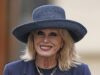 Joanna Lumley foi alvo de ladrões mascarados que tentaram roubar seu carro do lado de fora de uma casa de £ 2,5 milhões em Londres