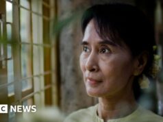 Ex-líder de Mianmar, Aung San Suu Kyi, foi transferida para prisão domiciliar, dizem militares