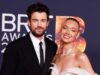 Jack Whitehall rasgou as calças do terno no dia do casamento
