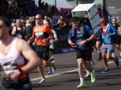O coração da maratona de Londres com um refrigerador sobre o qual você espera completar 32 maratonas em 32 dias
