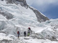 Pedaços de blocos de geleira sobem o Everest no pico da temporada de escalada