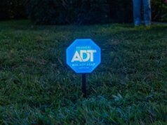 A nova grande ideia da ADT é uma placa ADT iluminada para o seu quintal