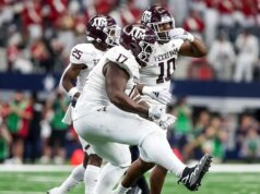 A filha bebê de Albert Regis engatinhou em direção a uma xícara dos Jaguars antes de ser convocado por Jacksonville