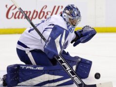 Maple Leafs faz pequenas mudanças na escalação contra Sharks