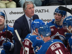 Jared Bednar, do Avalanche, levado ao hospital após ser atingido no rosto por um disco