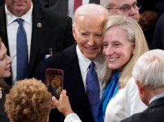 Aliado de Biden diz a Spanberger para sair do ‘bunker’ enquanto ex-governador renova impulso de debate