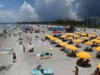 Homem e mulher mortos em corrente de retorno enquanto a escassez de salva-vidas deixa zonas de perigo em destino de praia