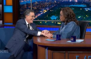 Oprah e Stephen Colbert trocam de lugar em um momento emocionante enquanto o cancelamento de ‘Late Present’ se aproxima