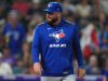 O técnico do Blue Jays, John Schneider, foi expulso contra os Dodgers