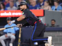 Nathan Lukes, do Blue Jays, sai do jogo contra os Guardians com desconforto no tendão esquerdo