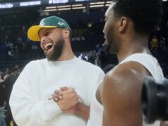 Stephen Curry retorna ao Warriors após dois meses afastado devido a uma lesão no joelho