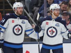 Connor marca duas vezes na vitória dos Jets sobre os Blue Jackets para permanecer na disputa dos playoffs