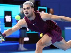 Alcaraz lesionado aguarda testes de pulso enquanto o relógio do Aberto da França avança