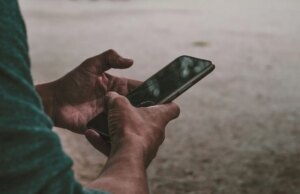 Os restaurantes estão nos forçando a guardar os telefones e não estou reclamando