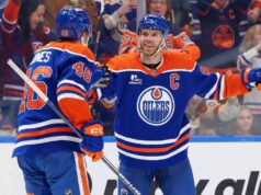 Oilers garantem vaga nos playoffs após Jets cair para Flyers