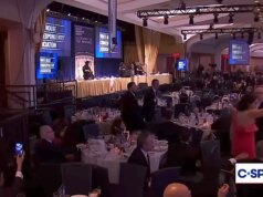 Homem que se tornou viral por permanecer sentado, comendo aperitivo enquanto o caos do jantar na Casa Branca se desenrolava fala abertamente