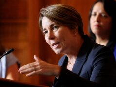 Governador e prefeito democratas vaiados na estreia em casa do Pink Sox