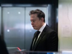 Um dos bilionários menos caridosos do mundo diz ao tribunal que está em uma missão para salvar doações de caridade