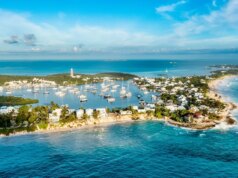 Mulher americana desaparecida depois que o marido diz que ela caiu no mar e foi arrastada para o mar durante uma viagem de barco nas Bahamas: polícia