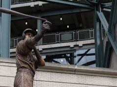 Assim como o véu cai sobre a estátua de Ichiro Suzuki, o mesmo ocorre com seu bastão