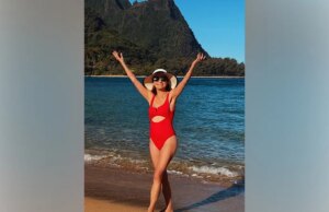 Jane Seymour usa um maiô vermelho ousado para uma escapadela em família no Havaí