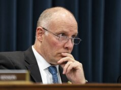 Legisladores pressionam por investigação de suposta interferência eleitoral de grupos da diáspora chinesa