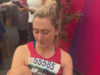 Laura Kenny amamenta a filha depois de correr a Maratona de Londres para uma instituição de caridade para gravidez ectópica