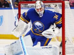 O goleiro do Sabres, Alex Lyon, pode perder o início dos playoffs devido a uma distensão muscular na parte inferior do corpo