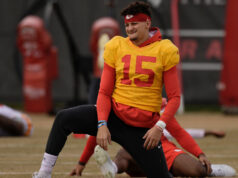 Mahomes participa do programa fora de temporada do Chiefs enquanto se recupera de lesão no joelho