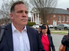 Professor de escola de elite conhecido como ‘Sr. Maravilhoso’ acusado de crimes hediondos contra estudantes