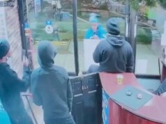 Homem flagrado em vídeo empunhando uma faca de cozinha de 13 polegadas em um supermercado de Nova York momentos antes de a polícia atirar nele