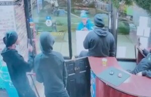 Homem flagrado em vídeo empunhando uma faca de cozinha de 13 polegadas em um supermercado de Nova York momentos antes de a polícia atirar nele