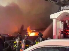 Oito policiais da NYPD feridos em uma grande explosão enquanto respondiam a um homem empunhando uma faca na casa do Queens