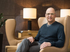 A longa procura de emprego do empresário de Seattle, Robbie Cape, toma um rumo inesperado com o lançamento de uma nova startup