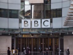 BBC pede desculpas após veicular insultos racistas duas vezes no mesmo dia