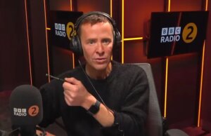 Scott Mills ‘apagado dos estúdios da BBC’ apenas duas semanas após o machado
