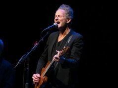 A lenda do Fleetwood Mac, Lindsey Buckingham, teve ‘substância desconhecida’ derramada sobre ele no ataque